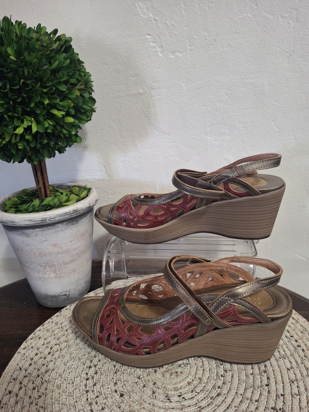 Naot Red/burgundy and Bronze Wedge Sandals Size 40.